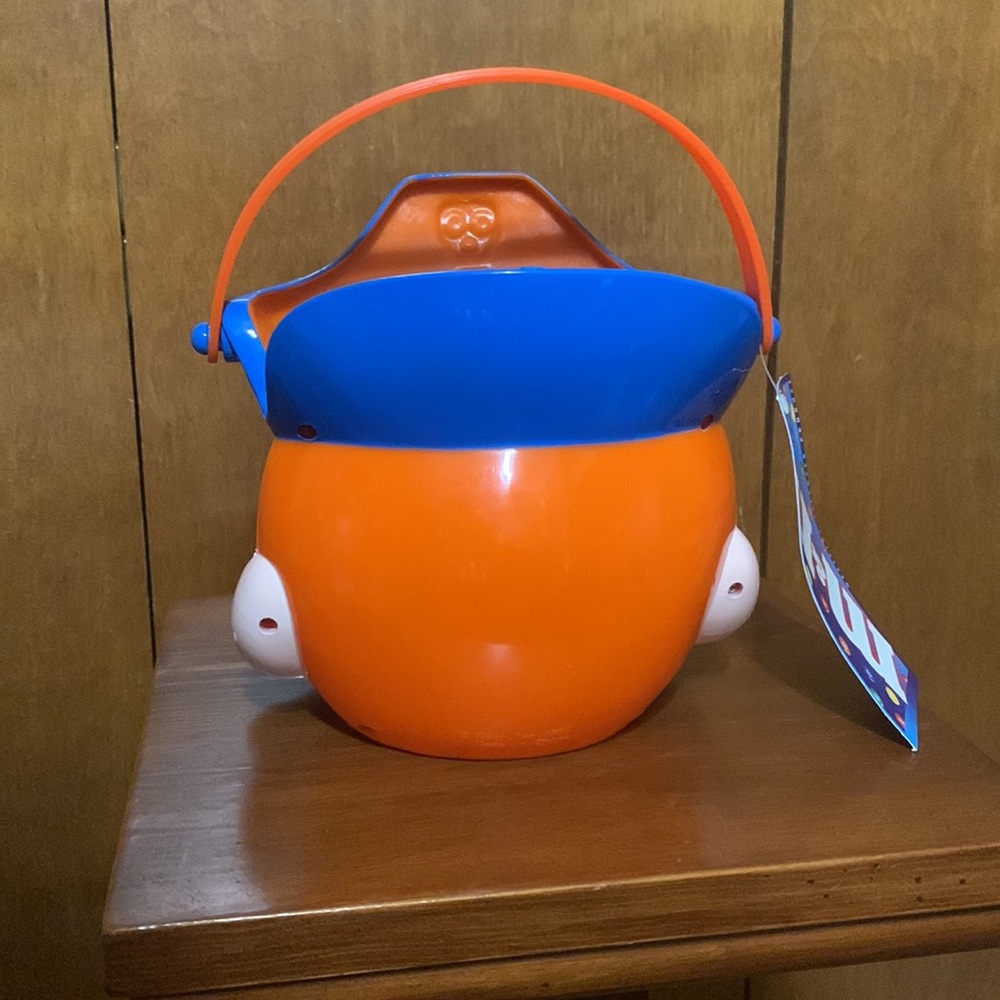 Mars~M&M Pirate Halloween Candy Bucket (1999) - Picture 4 of 9